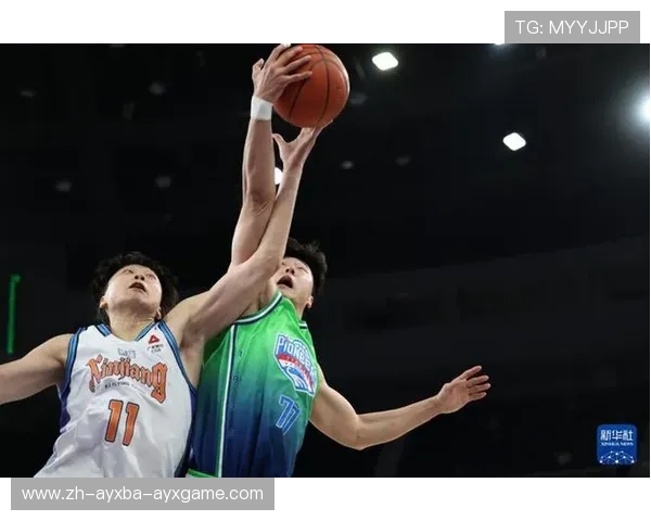 天津爆冷击败新疆队球员田雨赛后与队友拥抱庆祝胜利